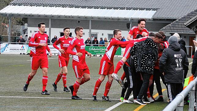 Großer Jubel beim SV Hinterzarten nach dem 2:0-Führungstreffer durch Jona Schuler.