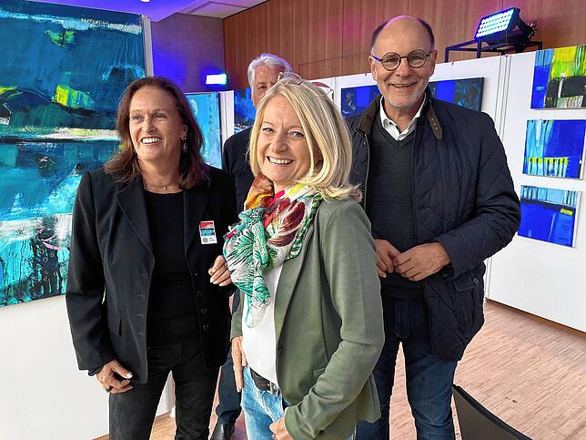 Die Künstlerin Petra Ehinger (links) zeigte ihre Arbeiten in einem Konferenzraum der Stadthalle. Darüber freuten sich OB Bernd Häusler ...