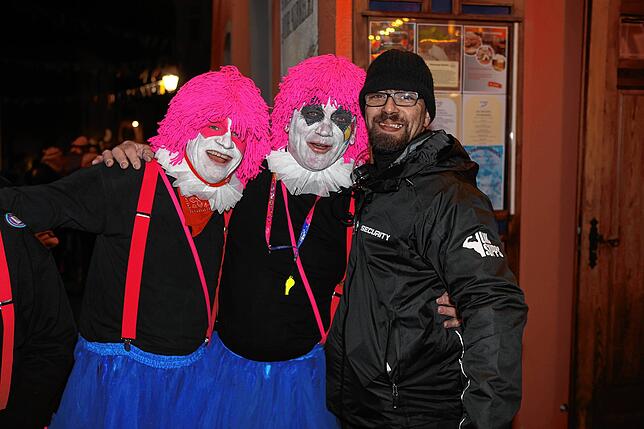 Bild 15: Konstanzer Straßenfasnacht 2025: Am Fasnachtssamstag werden Besenwirtschaften gestürmt
