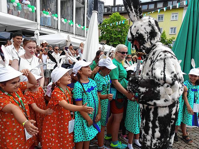 Bild 19: Auf dem Adenauerplatz in Friedrichshafen verteilt der Seehas seinen Hasenklee