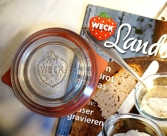 Die Erdbeere ist Markenzeichen der Firma Weck, sie ziert die Einkochgläser und Verlagsprodukte.