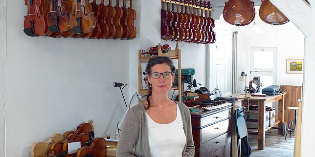 Ruth Pabel repariert und verleiht in ihrer kleinen Werkstatt Geigen, ab und zu baut sie auch selbst mal welche.