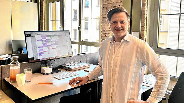 Das neue Arbeitsleben des Marcel Klinge: Raus aus dem Bundestag und rein in die Welt der Start-ups in Berlin. Hier bereitet Marcel ...