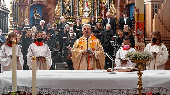 Dekan Peter Berg zelebrierte zusammen mit Ministranten, dem Münsterchor und einem Orchester unter Leitung von Markus Mackowiak das ...