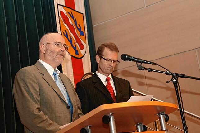 Vor dem Stadtwappen: Stockachs Bürgermeister Rainer Stolz bei seiner Amtseinführung bei der Wiederwahl im Jahr 2009.