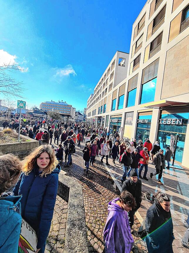 Am Ende war auch der benachbarte Bahnhofsvorplatz mit Demonstranten gefüllt.