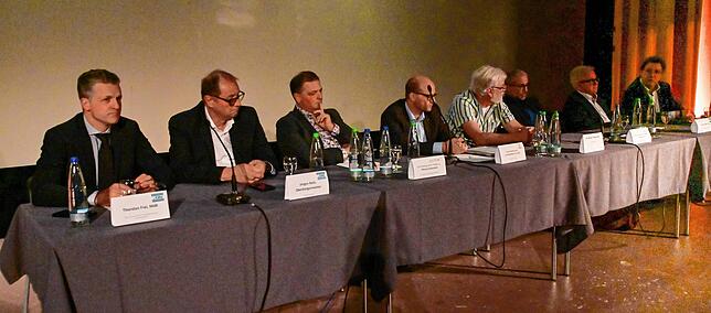 Sie diskutierten, konnte aber auch keine Lösung aus dem Hut zaubern. Von links Thorsten Frei, OB Jürgen Roth, Kai Sonntag, Harald ...
