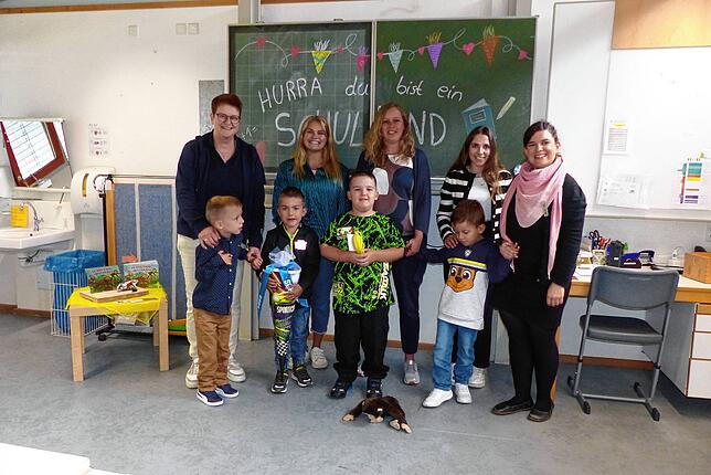 Vier Jungen wurden in der Wutachschule Tiengen eingeschult. Mit der Klassenlehrerin Lara Nier (Zweite von links), Lehrkraft Angelika ...