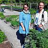 Carolin Graf (links) und Sandra Graßl-Caluk organisieren einen Reichenauer Klostermarkt in den neuen Klostergärten beim Münster. Ein ...