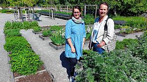 Carolin Graf (links) und Sandra Graßl-Caluk organisieren einen Reichenauer Klostermarkt in den neuen Klostergärten beim Münster. Ein ...