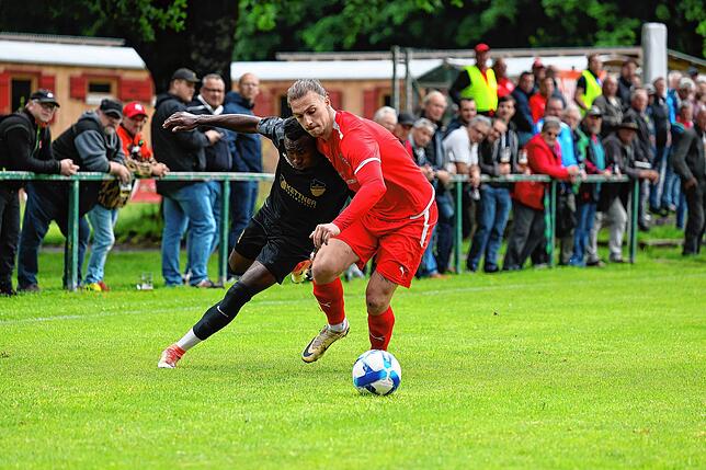 Bild 14: FC Pfaffenweiler feiert nach 2:1-Erfolg Relegationsplatz. Wir waren mit der Kamera dabei.