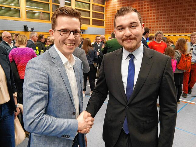 Gehörte zu den ersten Gratulanten: Benjamin Mors, Bürgermeister von Steißlingen, mit dem neuen Amtskollegen Selcuk Gök.