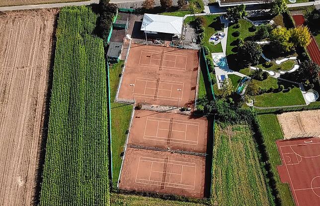 Die Tennisanlage des TC Küssaberg und rechts die Minigolfanlage in Rheinheim.
