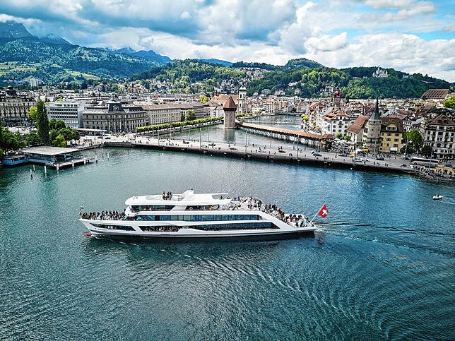 Am Vierwaldstättersee liegt die Stadt Luzern mit der ältesten überdachten Holzbrücke Europas.