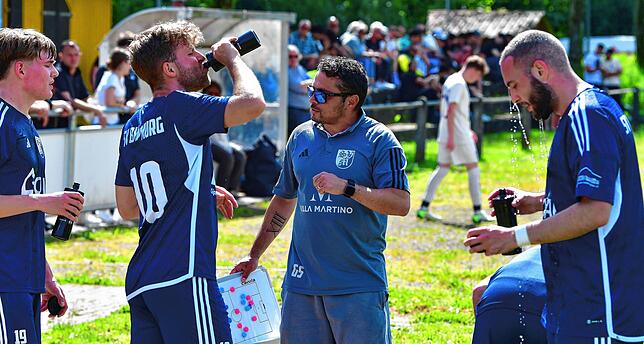 Taktik in der Trinkpause: Die Murger Trainer Giuseppe Stabile (Zweite von rechts) und Alija Kapidzija (Nr. 10) fordern von ihrer Elf – ...