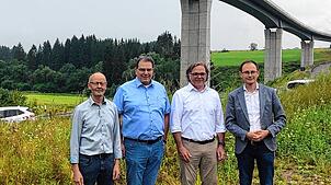 Austausch an der Gauchachtalbrücke (von links): Ortsvorsteher Georg Baum, Bürgermeister Tobias Link, Regierungspräsident Carsten Gabbert ...