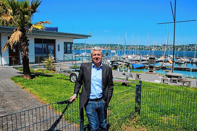 Andreas Löwe vor dem Hafen Dingelsdorf.