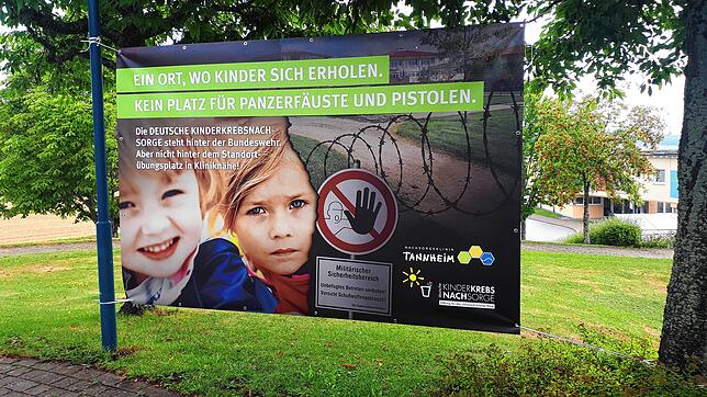 In Tannheim hängen Protestplakate gegen den Truppenübungsplatz, auch der Bund für Umwelt und Naturschutz lehnt in einer Stellungnahme ...