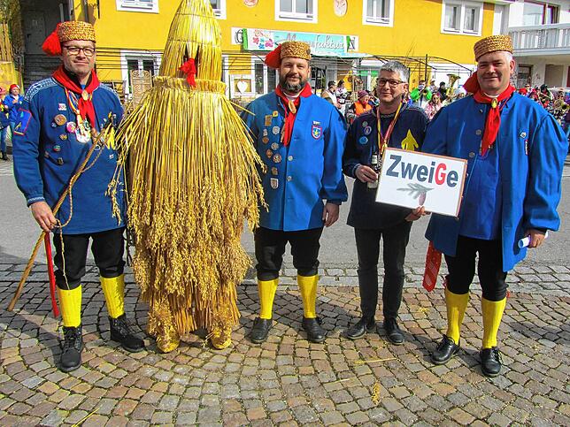 Die Strohglonki wollen im Sommer feiern (von links). Matthias Heizmann, Strohmann, Zunftmeister Michael Mohaupt, Ortsvorsteher Jürgen ...