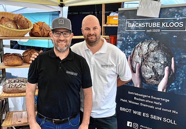 Helfen, wo man helfen kann: André (links) und Fabian Kloos spenden den Markdorfer Ukraine-Flüchtlingen Brot, Backwaren und Frühstück.
