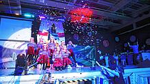 Die Dance-Company zeigt mit viel Glitter, zu welchen tänzerischen Leistungen sie fähig ist und verbreitet gute Laune.