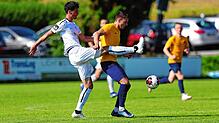 Einst beim SV Denkingen am Ball, nun Trainer beim FV Walbertsweiler-Rengetsweiler: Torsten Ruddies (links, hier im Duell mit dem ...