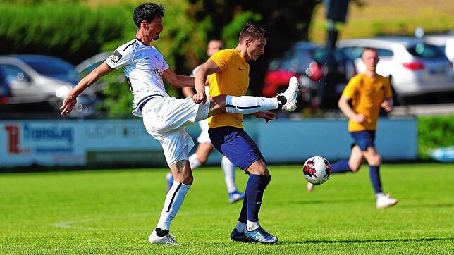 Einst beim SV Denkingen am Ball, nun Trainer beim FV Walbertsweiler-Rengetsweiler: Torsten Ruddies (links, hier im Duell mit dem ...