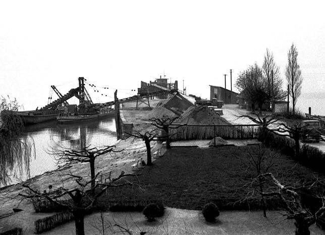 Mit dem zunehmenden Fremdenverkehr wurde der Verlade- und Verkaufsplatz von Tonnen von Kies zunehmend zum Störfaktor. 1980 gab die ...