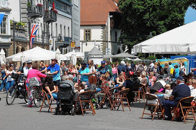 Gut besucht: Wohl dem, der noch ein Plätzchen in einem der vielen Cafés fand.