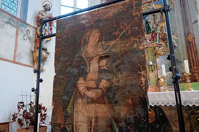 Dieses stark lädierte Gemälde der „Schmerzensreichen Maria“ lag lange Zeit aufgerollt auf dem Speicher der St.-Jodok-Kirche, ...