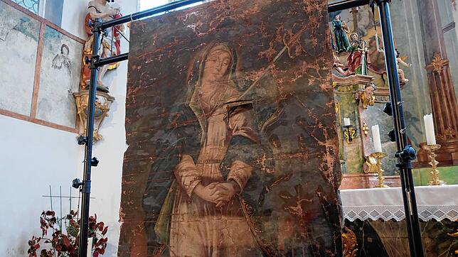 Dieses stark lädierte Gemälde der &bdquo;Schmerzensreichen Maria&ldquo; lag lange Zeit aufgerollt auf dem Speicher der St.-Jodok-Kirche, ...