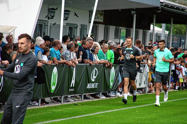 Der VfL Wolfsburg trainiert auf dem Platz des SV Aasen öffentlich, Zuschauer dürfen vorbeischauen – und sich Autogramme und ...