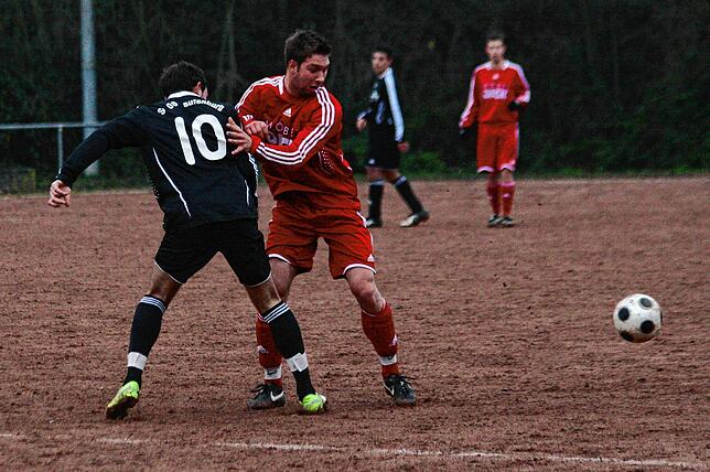 14 Jahre her: Mit dem SC Lauchringen war Max Hauser (rechts, gegen Ismail Palit) in der Bezirksliga zu Gast beim SV 08 Laufenburg. Die ...