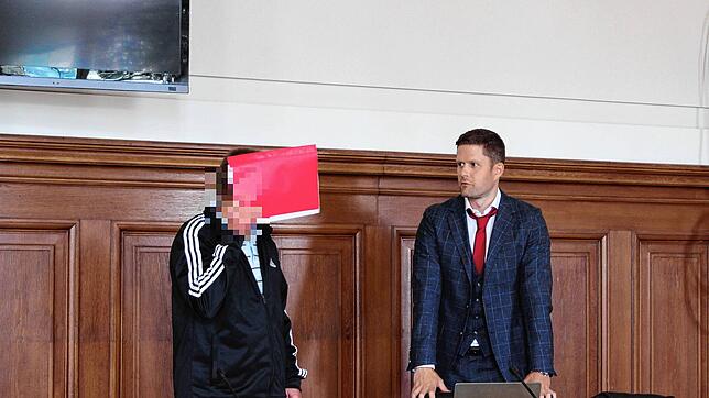Letzte Gespräche vor Verhandlungsbeginn: Der angeklagte Sportschütze mit seinem Verteidiger Benjamin Waldmüller.