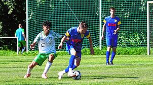 Die SpVgg F.A.L. (Jonas Lieb, am Ball) startet mit einem 2:0-Erfolg beim Verbandsligaabsteiger DJK Donaueschingen (Tugay Öztürk) in die ...