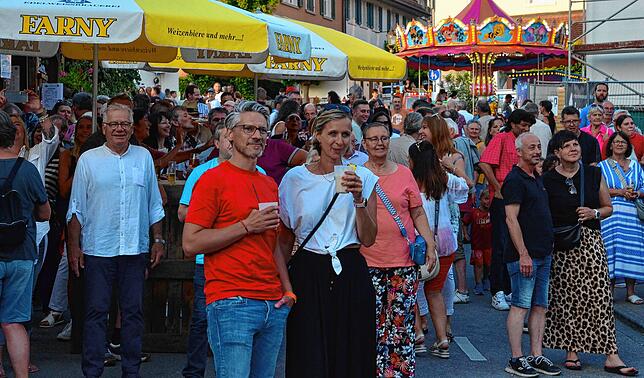 Bild 25: Reges Treiben beim Stadtfest am Samstagabend und Sonntagmorgen