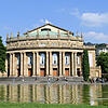 Das denkmalgeschützte Stuttgarter Opernhaus muss dringend saniert werden.