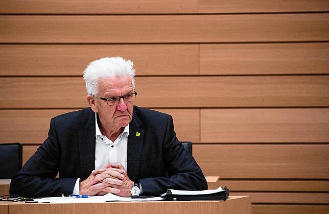 Symbolfoto: Winfried Kretschmann, Ministerpräsident von Baden-Württemberg, sitzt bei einer Landtagssitzung im Plenarsaal auf seinem Platz.