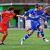 Kein Durchkommen: Auch Luis Weber (rechts) konnte sich in der Partie des FC Erzingen bei der U23 des Freiburger FC nicht entscheidend ...