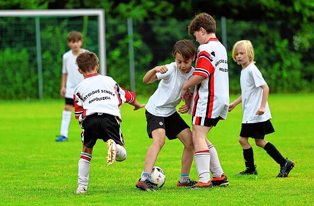 Bild 1: Beim großen Fußballturnier der Radolfzeller Grundschüler zeigen die Nachwuchskicker ihr Talent