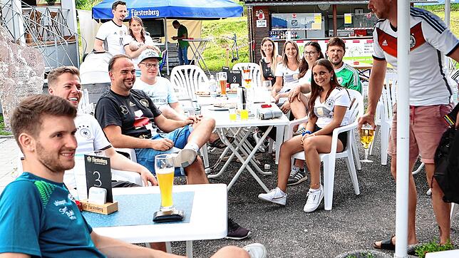 Unter Einhaltung der Corona-Regeln konnte im Allmendshofener Titec-Sportpark das EM-Spiel der deutschen Nationalmannschaft gegen ...