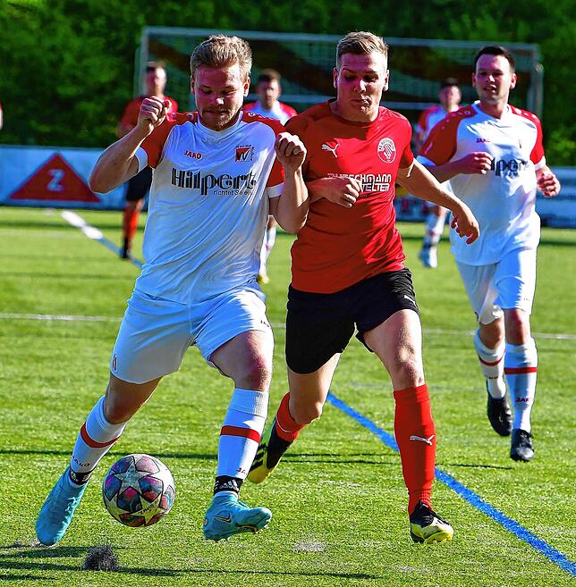 Glück und Pech im Laufduell: Während sich Alexander Baumgartner (links) beim 5:2-Sieg des FC RW Weilheim gegen den FC Hochrhein über ...