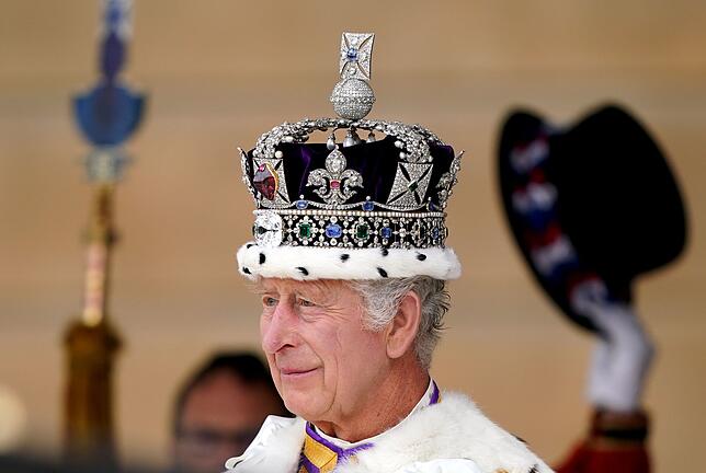 Krönung von König Charles III. Die Krone sitzt: König Charles III. empfängt einen königlichen Salut von Mitgliedern des Militärs in den Gärten des Buckingham Place ...