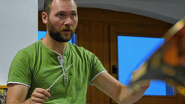 Dirigent David Dreher bei der wöchentlichen Probe mit den Musikerinnen und Musikern aus dem Leibertinger Ortsteil Kreenheinstetten.