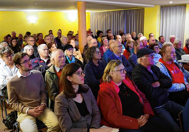 Bei der frühzeitigen Beteiligung im Bürgerhaus zum Projekt Schlössli kamen 100 interessierte Bürger.