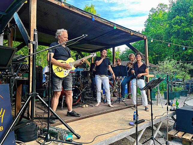 Bild 1: Zurück beim Publikum: Die Bregi House Band liefert ein fulminantes Comeback im Park
