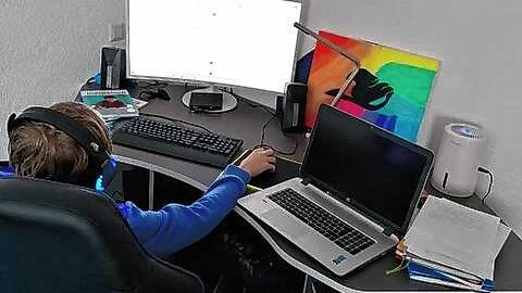 Statt im Homeschooling wie auf diesem Bild werden viele Schüler ab kommender Woche wieder in der Schule unterrichtet &ndash; mit neuer ...