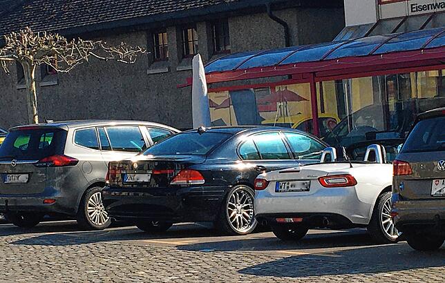 Gleich drei deutsche Fahrzeuge nebeneinander parken vor einem italienischen Restaurant in Diessenhofen.