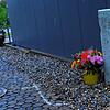 Am vierten Tag nach dem schweren Unfall am Klinikum erinnern immer noch die Markierungen der Unfallstelle und ein Blumenstrauß an das, ...