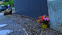 Am vierten Tag nach dem schweren Unfall am Klinikum erinnern immer noch die Markierungen der Unfallstelle und ein Blumenstrauß an das, ...